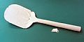 Fish slice - White enamel fish slice with 200mm long handle